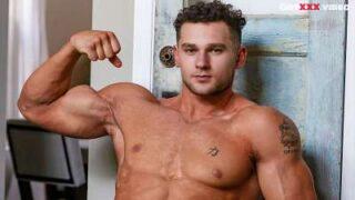 GayHoopla – Bodybuilder Zack Dickson Gets Some Alone Time